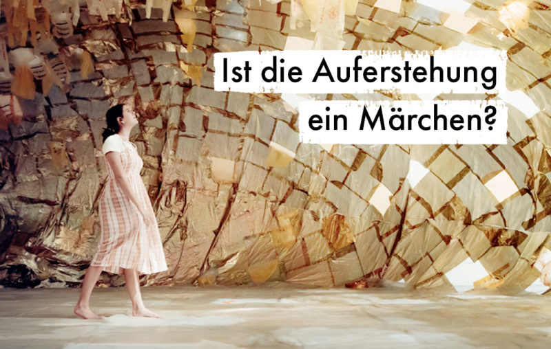 Junge Frau mit Kleid geht im Sand als Blogbild für Ist die Auferstehung ein Märchen?