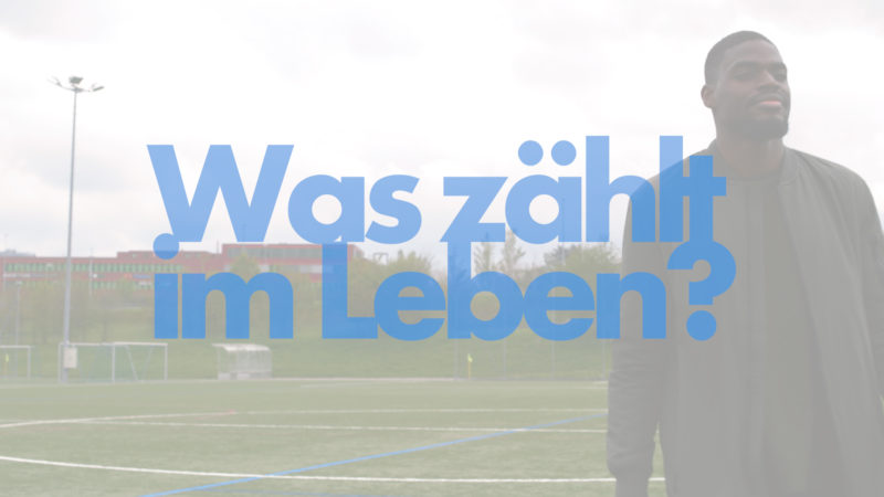 Kofi Schulz auf Fußballfeld als Titelbild für Zeugnis Kofi Schulz - Was zählt im Leben?