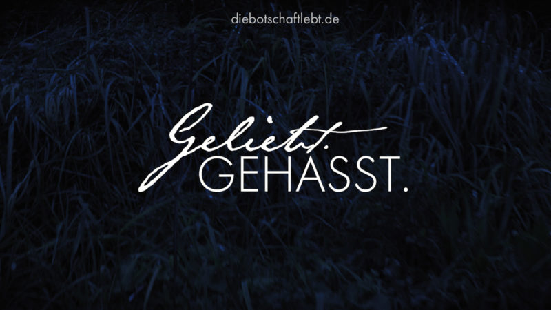 Dunkles Getreidefeld mit Titel Geliebt Gehasst