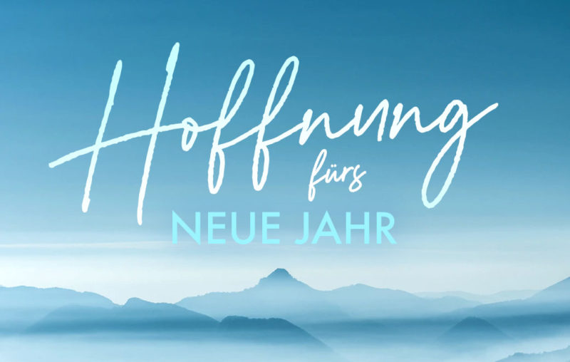 Blick über Berggipfel im Nebel. Blogbild zum Thema: Hoffnung fürs neue Jahr.
