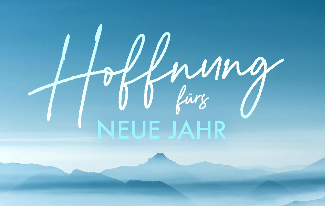 Blick über Berggipfel im Nebel. Blogbild zum Thema: Hoffnung fürs neue Jahr.
