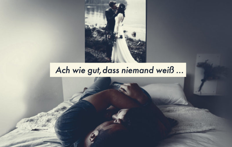 Ehepaar kuschelnd auf Bett als Blogbild für Ach wie gut, dass niemand weiß...