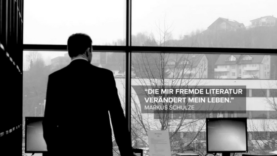 Markus Schulze vor Fenster als Titelbild für Meisterstück der Weltliteratur