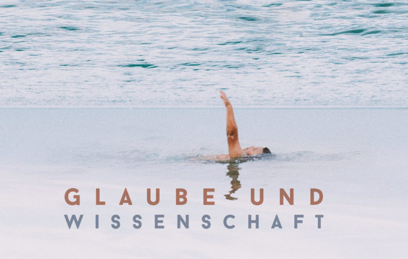 Mann schwimmt im Meer als Titelbild für Zeugnis Andreas - Glaube und Wissenschaft