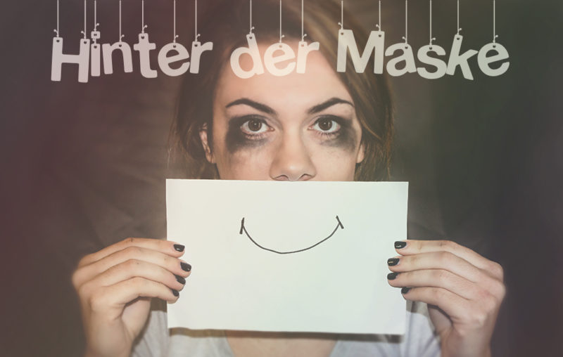 Frau mit verschmierter Wimperntusche hält Blatt mit fröhlichem Mund für ihren Mund als Blogbild für Hinter der Maske