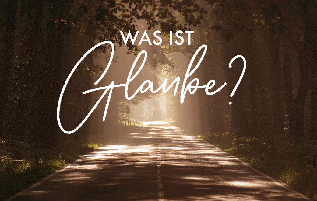 Glaube - Blogbild zum Thema: Was ist Glaube? Sonnenlicht blinzelt durch die Bäume auf einer Allee