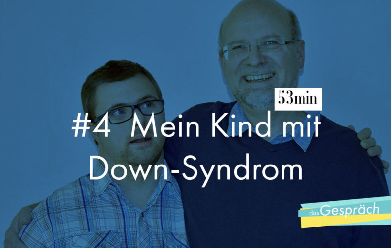 Vater mit Sohn Arm in Arm als Titelbild für das Gespräch Mein Kind mit Down-Syndrom