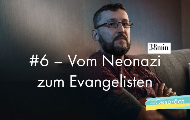 Mann mit Brille auf Sofa als Titelbild für Das Gespräch Vom Neonazi zum Evangelisten