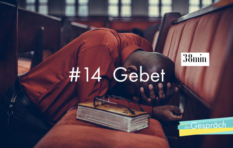 Mann in der Kirche, der kniend betet als Titelbild für Das Gespräch Gebet