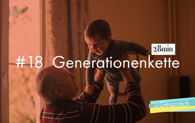 Senior hält ein lachendes Baby hoch als Titelbild für Das Gespräch Generationenkette