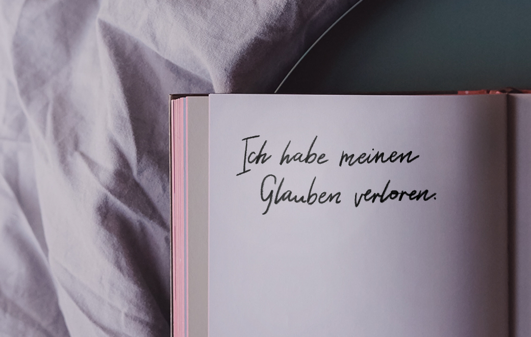 Offenes Buch von oben als Blogbild für Ich habe meinen Glauben verloren