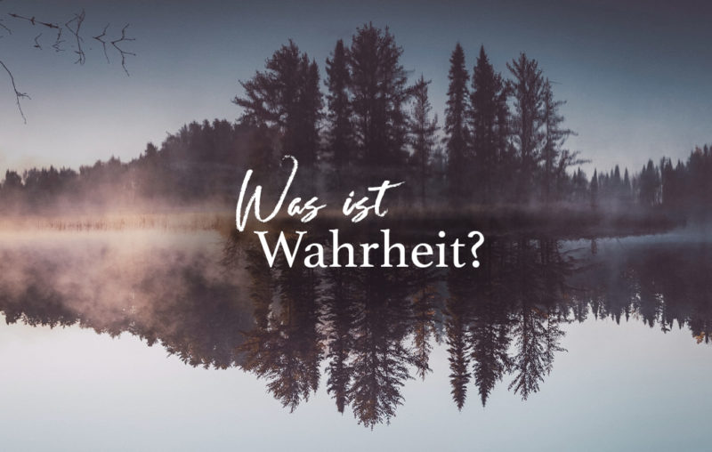 See mit Uferlandschaft im Nebel als Blogbild für Was ist Wahrheit?