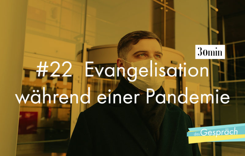 Mann mit medizinischer Maske vor Gebäude als Titelbild für das Gespräch Evangelisation während einer Pandemie