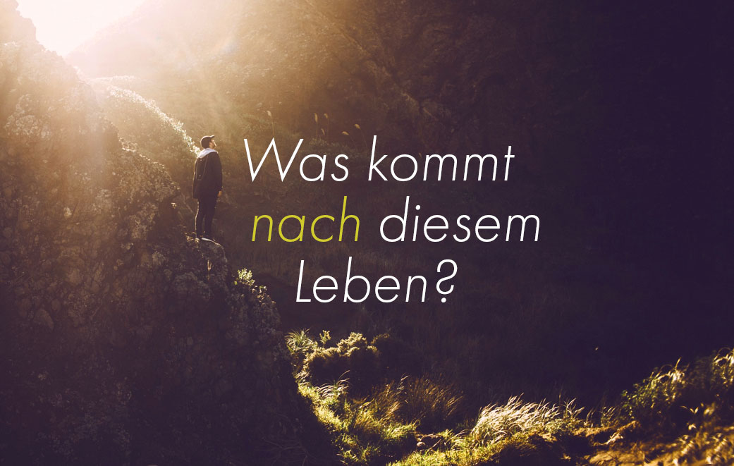 Mann auf Fels in Berglandschaft, der hochschaut als Blogbild für Was kommt nach diesem Leben?