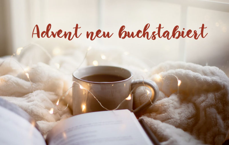 Teetasse vor weihnachtlich dekoriertem Hintergrund. Blogbild zum Thema: Advent neu buchstabiert