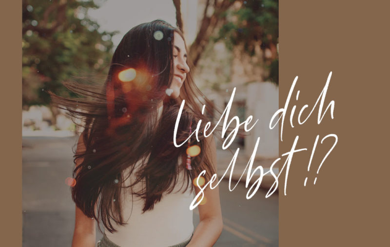 Lachendes Mädchen, das ihre Haare schwingt als Blogbild für Liebe dich selbst?