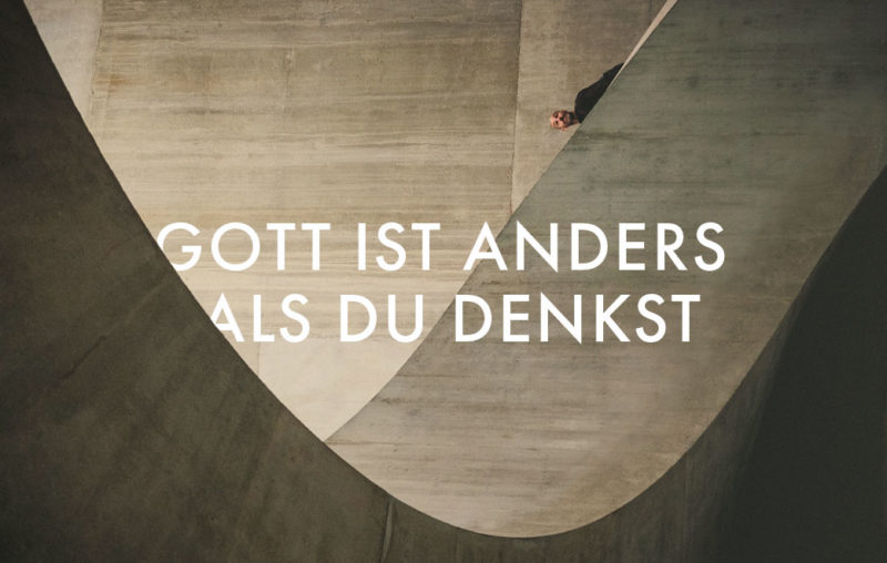 Betonkonstruktion mit Mann der hochschaut als Blogbild für Gott ist anders als du denkst