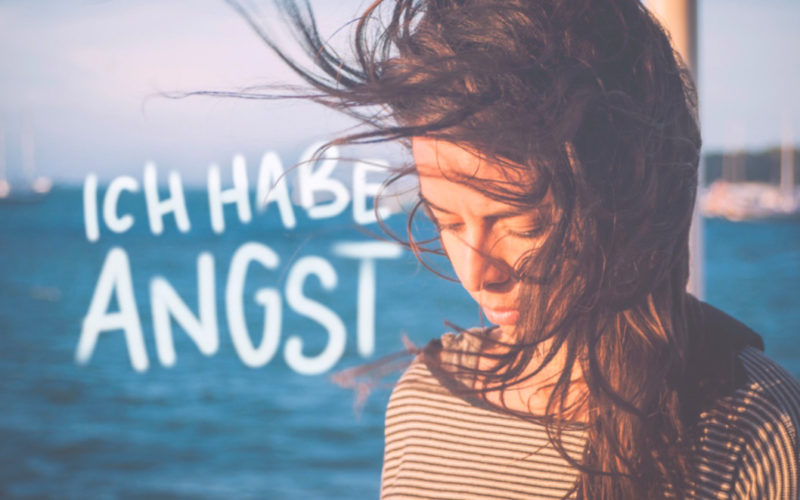 Mädchen am Ufer, das traurig ihren Kopf senkt als Blogbild für Ich habe Angst