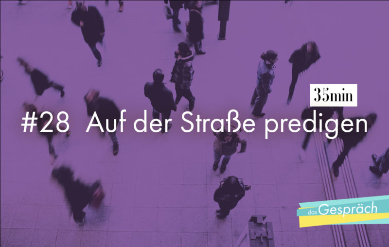 Bewegende Personen von oben in Stadt als Titelbild für Das Gespräch Auf der Straße predigen