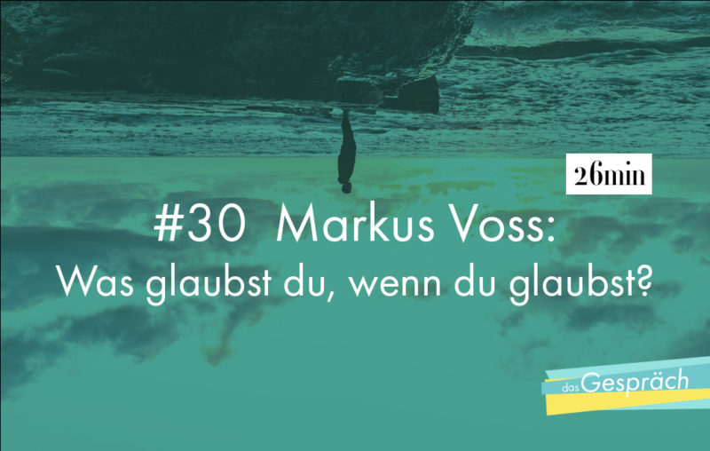 Umgedrehtes Bild von Mensch auf Steinsteg als Titelbild für Das Gespräch mit Markus Voss - Was glaubst du, wenn du glaubst?