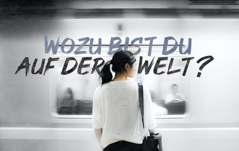 Frau am Bahnhof und Zug fährt an ihr vorbei als Blogbild für Wozu bist du auf der Welt?