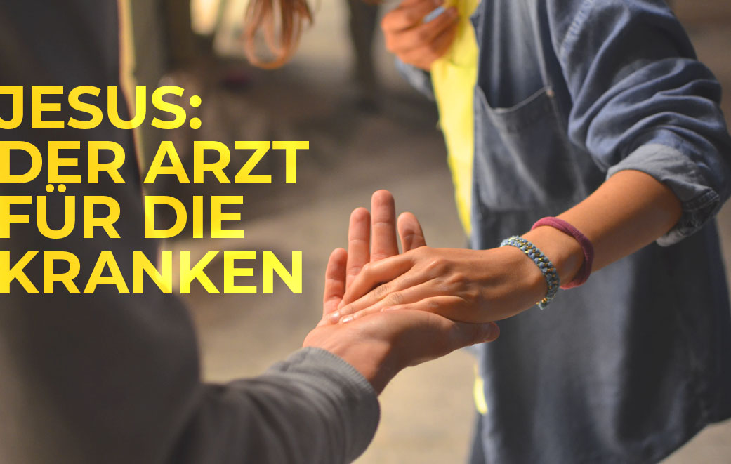 Frau die sich einer Person zuwendet und die Hand der Person greift als Blogbild für Jesus- der Arzt für die Kranken