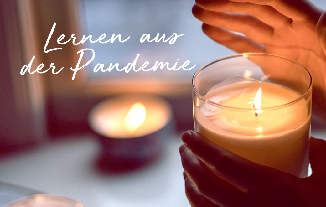 Hände halten Kerze als Blogbild für Lernen aus der Pandemie
