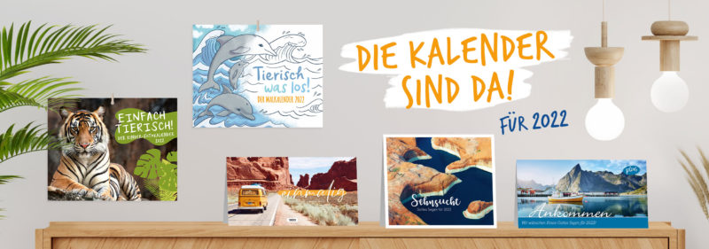 5 Kalender auf einem Tisch als Werbung für Kalender 2022