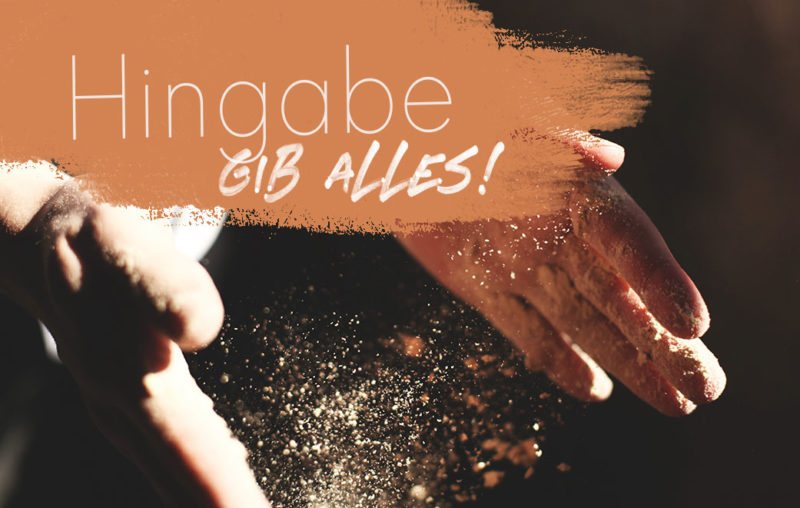 Zwei Hände, die sich öffnen und Sand loslassen als Blogbild für Hingabe - Gib Alles