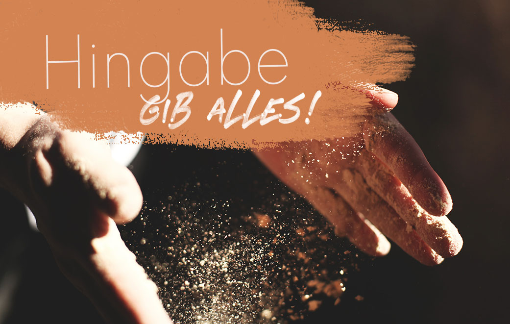 Zwei Hände, die sich öffnen und Sand loslassen als Blogbild für Hingabe - Gib Alles