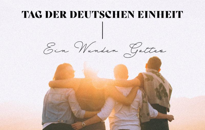 Vier Freunde, die sich umarmen als Blogbild für Tag der deutschen Einheit - Ein Wunder Gottes