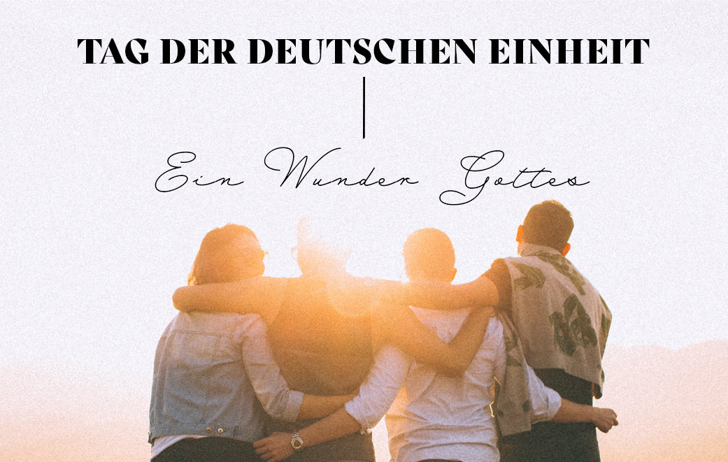 Vier Freunde, die sich umarmen als Blogbild für Tag der deutschen Einheit - Ein Wunder Gottes