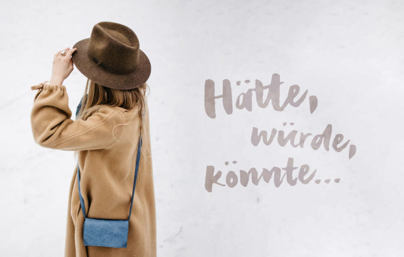 Frau, blaue Tasche, brauner Hut, Neu