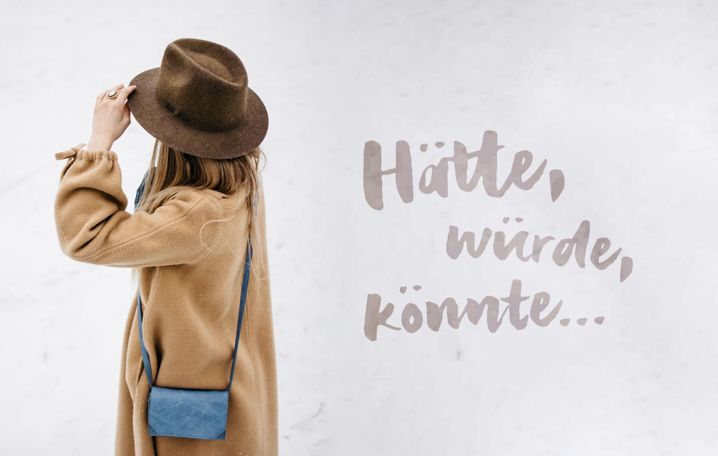 Frau, blaue Tasche, brauner Hut, Neu