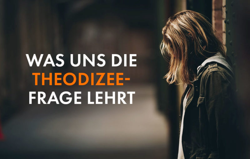 Was uns die Theodizee-Frage lehrt, Person steht mit gesenktem Kopf an einer Wand