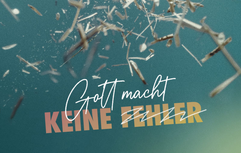 Stroh wirbelt in der Luft auf. Blogbild zum Thema: Unfall - Gott macht keine Fehler.