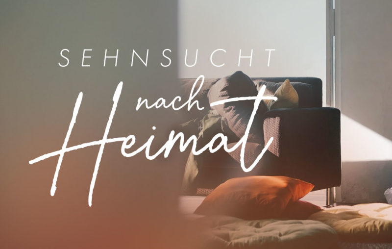 Heimat: Blogbild zum Thema: Sehnsucht nach Heimat; Blick um die Ecke auf ein Sofa mit Kissen und einer Stehlampe
