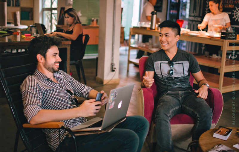 eine Gruppe von Menschen steht entspannt zusammen, Blogbild zur Podcastreihe von "Das Gespräch" zum Buch "der Insider"